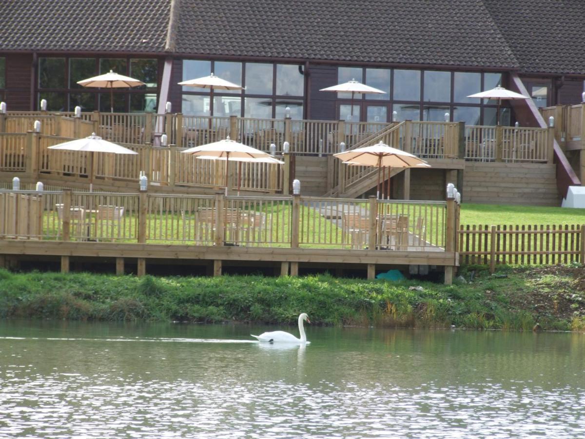 Lakeside Park Hotel & Spa Fishbourne  Eksteriør billede